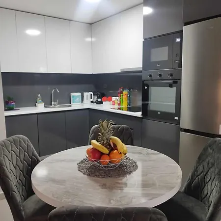 Sky 19th Floor Twin & 12th Floor & 25th & 33 Floor & With Pool & & Gym & Parking Included In Price Skopje