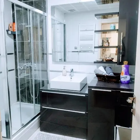 Sky 19th Floor Twin & 12th Floor & 25th & 33 Floor & With Pool & & Gym & Parking Included In Price *